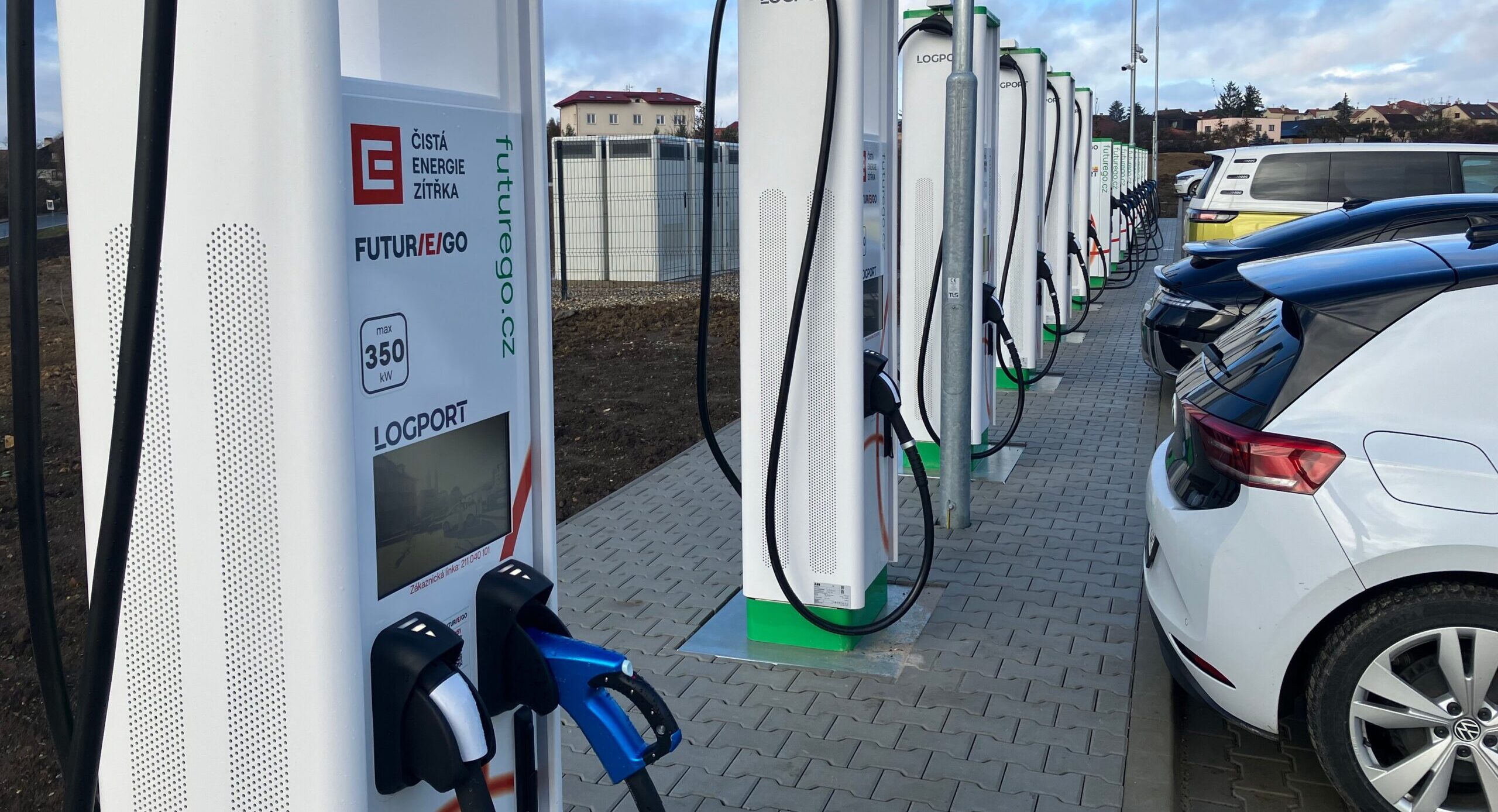 Logport a ČEZ spustily dobíjecí hub pro elektroauta s dobíjecím výkonem až 350 kW