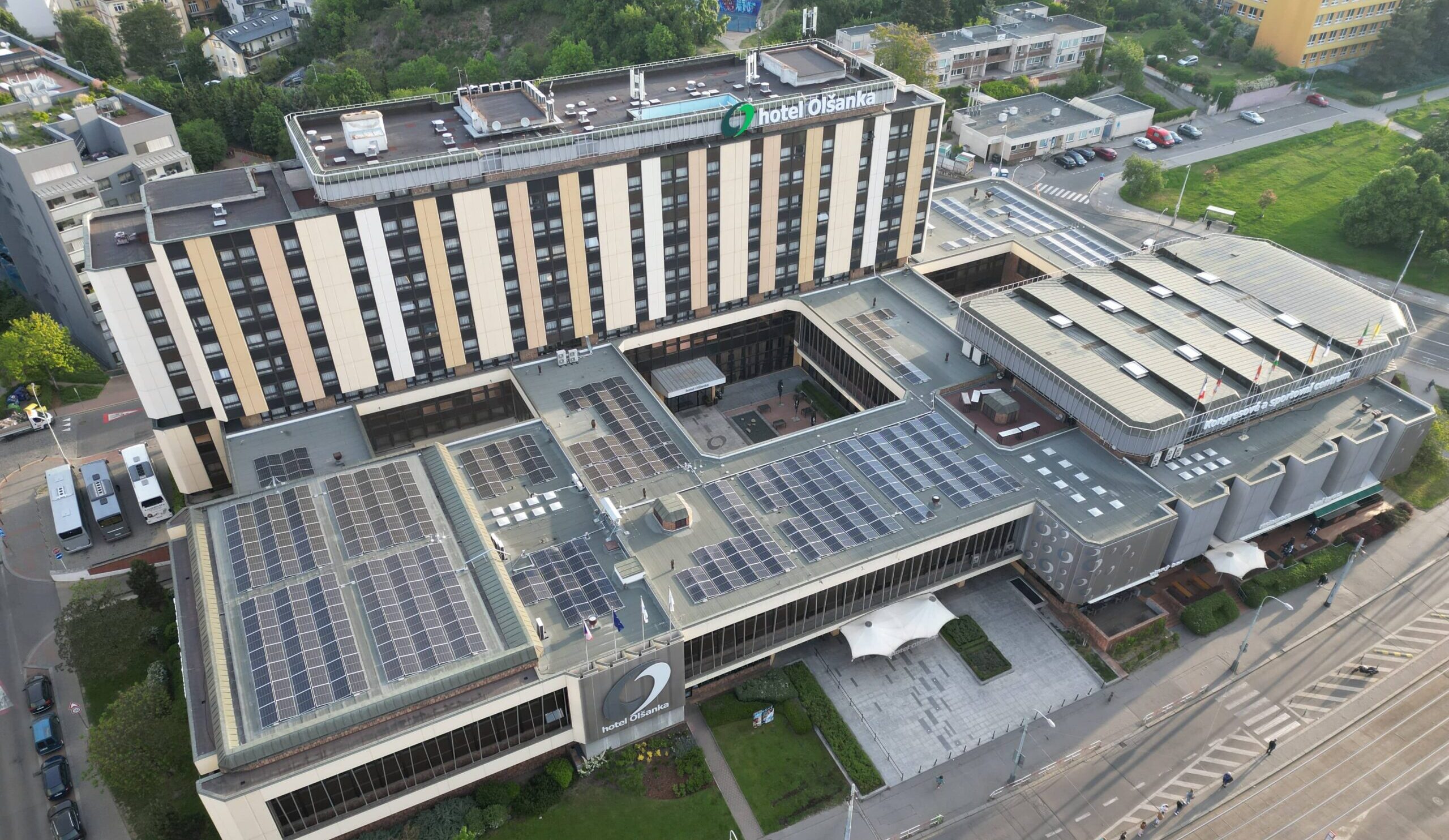 FVE v centru v Prahy: na Hotelu Olšanka vyrostly panely