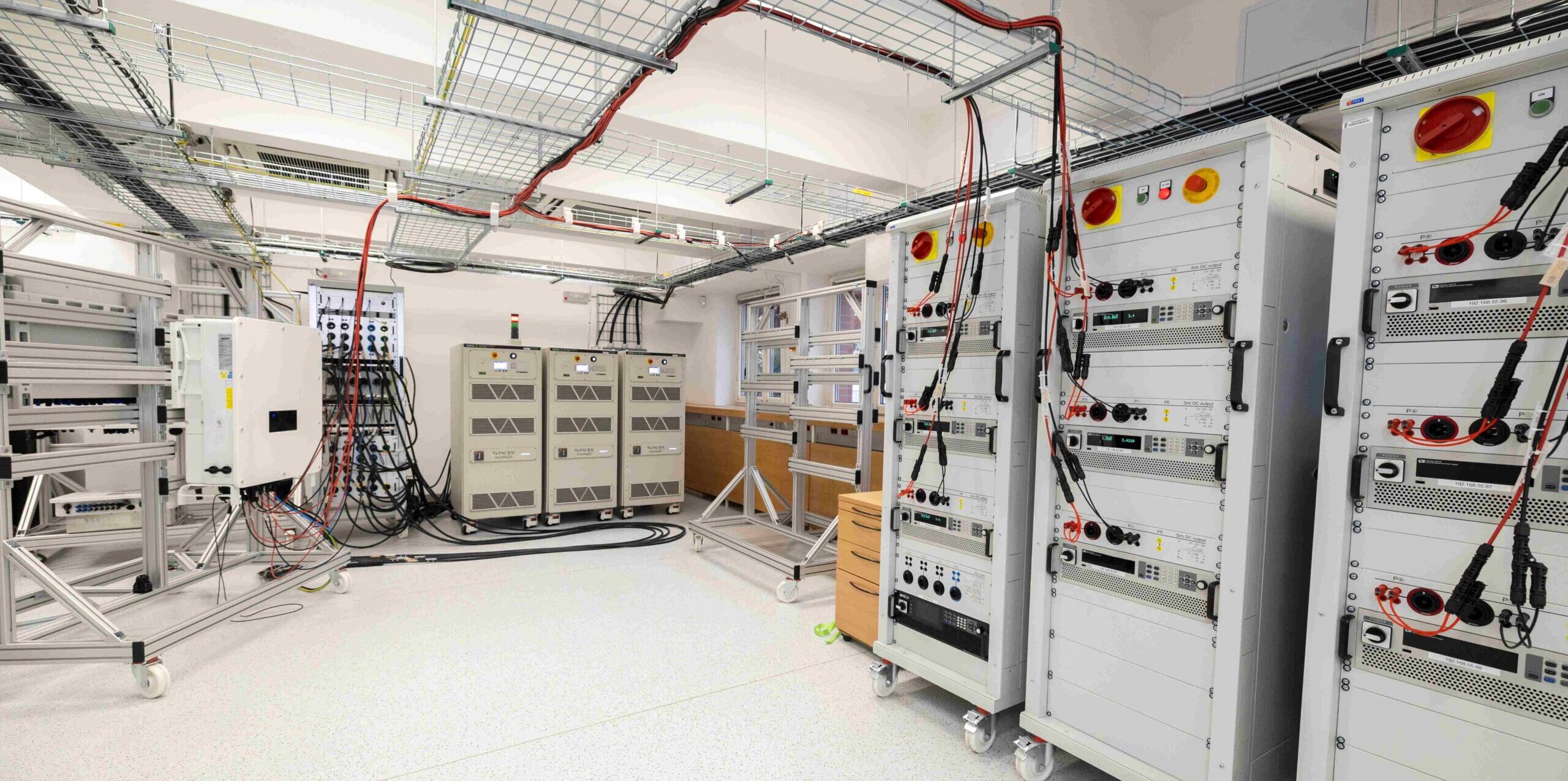 ČEZ Distribuce má nejvýkonnější laboratoř pro testování střídačů v ČR