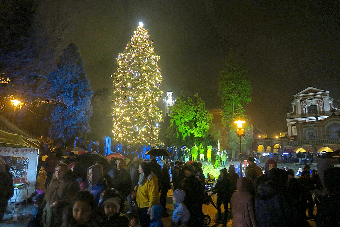 ČEZ rozsvítil rekordních 374 stromečků v obcích po celé ČR ČEZ rozsvítil rekordních 374 stromečků v obcích po celé ČR