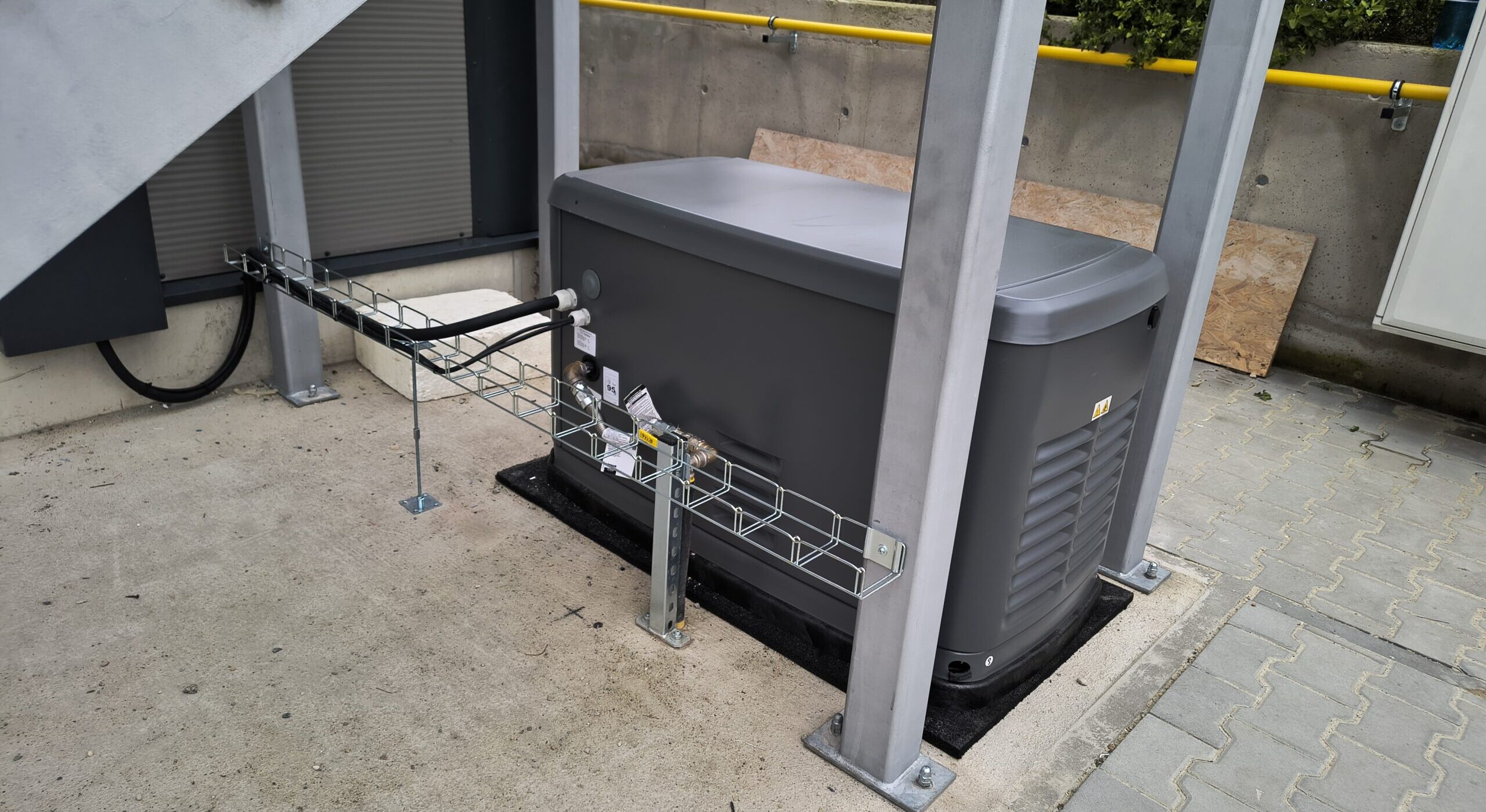 Jak na soběstačnost bez elektro přípojky? Fotovoltaiku podrží „tvrdý“ zdroj energie