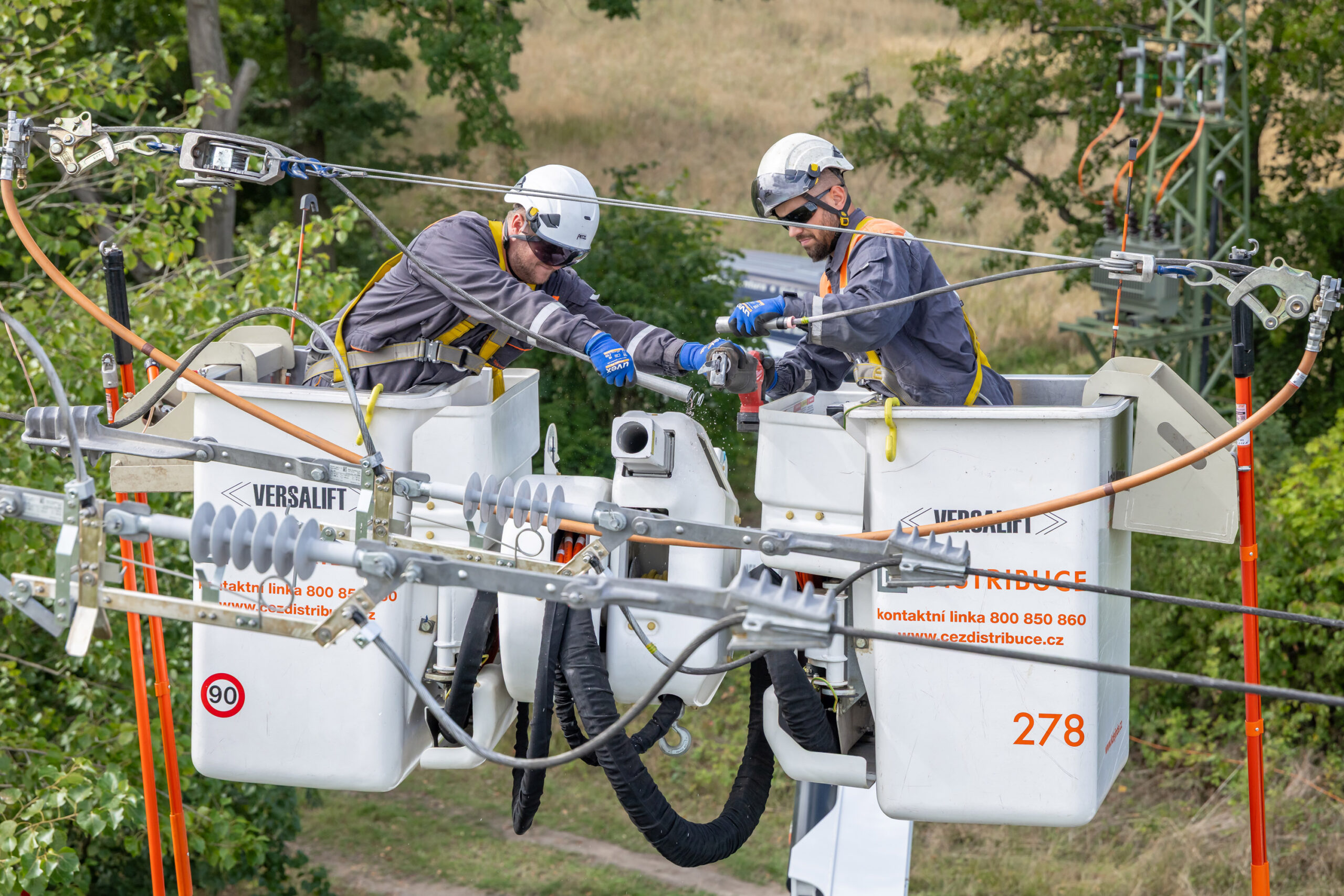 ČEZ Distribuce dokončila budování dvaceti čet práce pod napětím